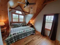 Cozy cabin in private gated community with Hot Tub!