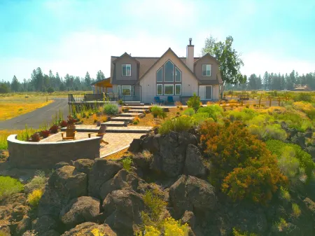 Mountain View Retreat on 10 Private Acres, Minutes from all things Bend! Отели рядом с достопримечательностью «Хай Десерт Музеум»