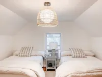 Cozy Lakefront Cottage on Candlewood- swim, relax, hike, wineries 90min from NYC