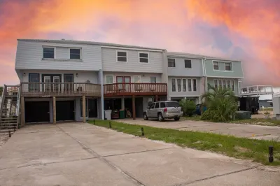 Sound Serenity  Townhouse, 3 decks, seconds to sand! Park your boat. Hotel in zona Navarre Beach Sea Turtle Conservation Center