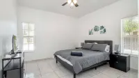 Delray Castle-Minutes to the beach and Atlantic Ave