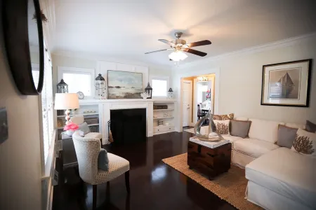 30 Second Walk To Downtown