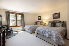 Luxury Ski in Out, Walk to Ritz Carlton, Air conditioned, Private Hot Tub, Pool!