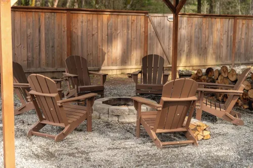 Relax by Rainier: Cozy Luxe King, Full Kitchen, Covered Fire Pit, 5 mi to Park - 4-Star