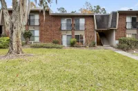 Walk to hospitals, minutes from UF!