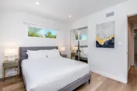 King Suite / Free Heated Pool / BBQ / Newly Renovated Hotels near Trader Joe's