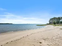 Beach House Getaway, exclusive location on "Chesapeake Bay" with private beach Hotels in Mathews County