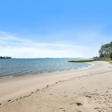 Beach House Getaway, exclusive location on "Chesapeake Bay" with private beach