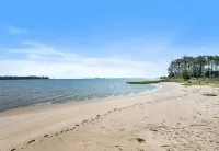 Beach House Getaway, exclusive location on "Chesapeake Bay" with private beach Hotel a Piankatank