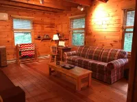 Cozy Cabin with Fireplace, 2 Bedrooms & 2 Queen Size Couch Beds!