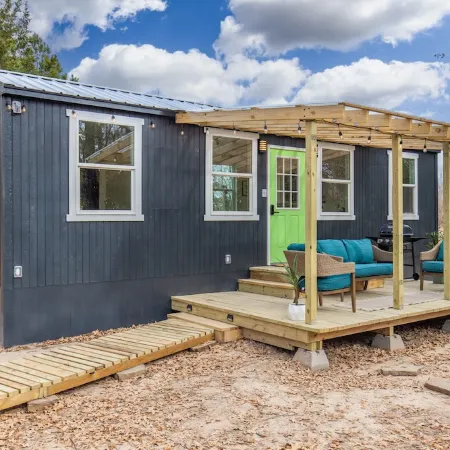 Cozy Cabin in the woods! Queen bed, quiet, peaceful, secluded getaway.
