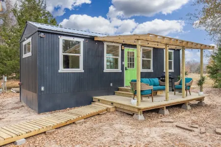 Cozy Cabin in the woods! Queen bed, quiet, peaceful, secluded getaway.
