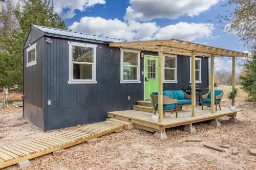 Cozy Cabin in the woods! Queen bed, quiet, peaceful, secluded getaway.