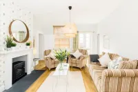 Fabulous 3 Bed Apartment with Private Courtyard
