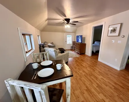 Cozy 1 king bed Apt Minutes to Okemo (Pet Friendly)