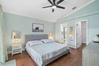 Pinellas' Beaches Hideaway with jacuzzi Hotels near Men's Wearhouse