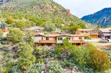 Your Sedona Red Rocks Escape at Oak Creek Canyon! Отели рядом с достопримечательностью «Парк штата Слайд Рок»