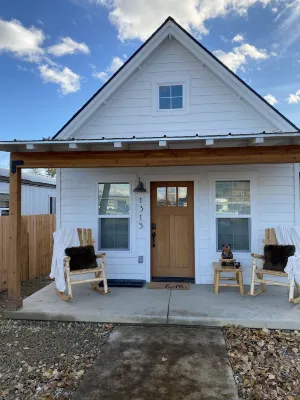 The Comfy Bear Cottage! Beautiful 2 bed/1bath home minutes from skiing and lake.