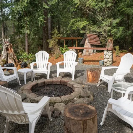 Cozy and Dog Friendly Retreat by Relaxing Creek & Hot Tub by Lake Cushman
