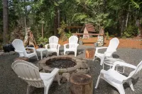 Lake Cushman Cabin, Hot tub & Relaxing Creek.