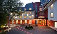 Balneo Complex & Spa Aquatonik Hotels near Ostrets Peak (1368 m)