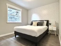 Hot tub + Bright and spacious home + 20 min to Ski —> Sleeps 13! Hotels in East Wenatchee