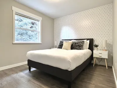 Hot tub + Bright and spacious home + 20 min to Ski —> Sleeps 13! Hotels near Daroga State Park