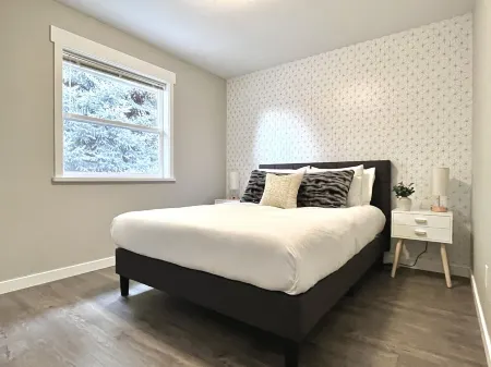 Hot tub + Bright and spacious home + 20 min to Ski —> Sleeps 13!