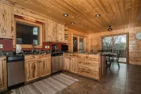 Spacious Lodge w Private Suites. Close to Galena, Breweries, & Field of Dreams.