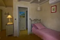 Calm and comfort for 5 people + 1 Baby in a Mas in Provence