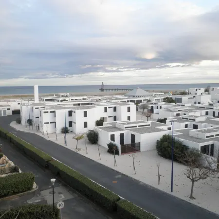 4-person air-conditioned apartment with direct beach access