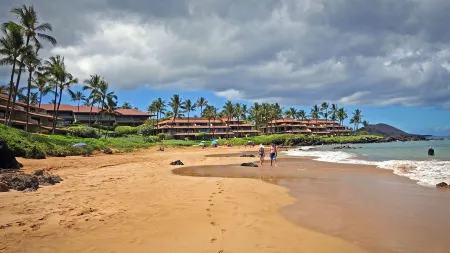 Whales, Beaches and Sunsets! Come Enjoy Maui's Most Exclusive Resorts. Отели рядом с достопримечательностью «Онелоа Бич»