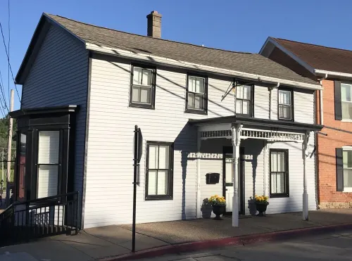 The Downtown House - 1820s home steps from Main Street in downtown Galena