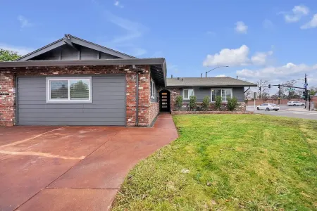 King Suite House guest house,  heated pool, spa, pool table, ping pong