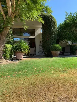 PGA WEST 2 BEDROOM ON GOLF COURSE WITH MOUNTAIN VIEWS POOL SPA & BIKES  #246020 Hotel in zona PGA WEST Greg Norman Golf Course