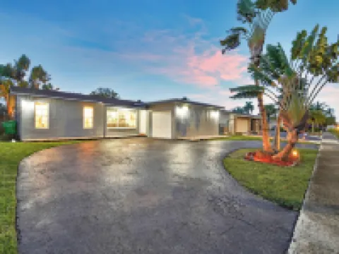 Waterfront, 7s Hot Tub, 5 Min to Sawgrass Mall - Biggest Outlet Mall in US Hotels in Sunrise