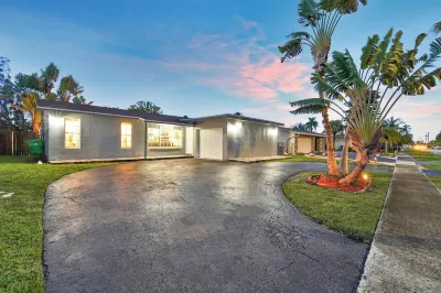 Waterfront, 7s Hot Tub, 5 Min to Sawgrass Mall - Biggest Outlet Mall in US Hotels near Royal Plaza Shopping and Office Complex