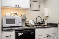 Sam Hughes Bungalows - B - Walkable to the University of Arizona, Large Backyard 투손 호텔