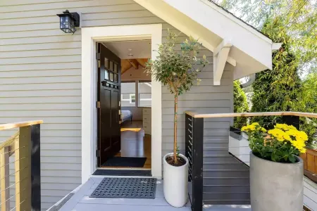 Walk to Restaurants, or Minutes to City from Backyard Cottage Отели рядом с достопримечательностью «Алки Пойнт Лайтхаус»