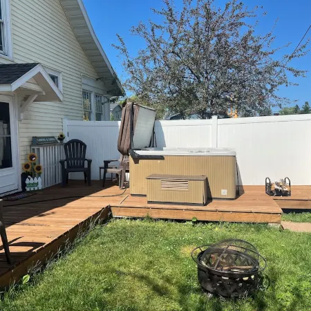 The Sunflower Home- Game Room & Hot Tub! Pet Friendly: Dogs & Cats Are Welcome!