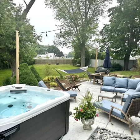 Cheerful, Newly Renovated Cottage close to Newport w/ hot tub!