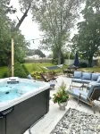 Cheerful, Newly Renovated Cottage close to Newport w/ hot tub!