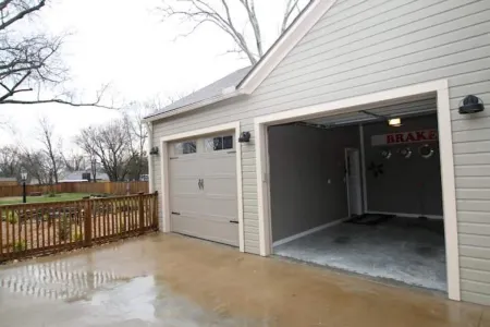 4th Street Garage - Historic Downtown Rogers Отели в г. Роджерс