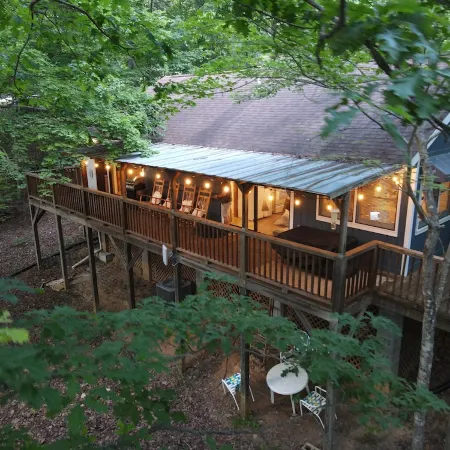 Treetops Cottage, wrap around deck, Wi-Fi, pet friendly, close to Lake Lure.