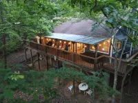 Treetops Cottage, wrap around deck, Wi-Fi, pet friendly, close to Lake Lure.