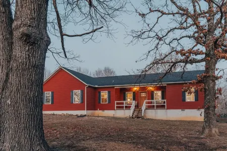 20 mins to Ponca, 20 mins to Harrison, Sleeps 10 - HOT TUB!