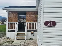 Cozy 3 bedroom modern mobile home in charming Moorefield with WiFi Hotels in Hardy County