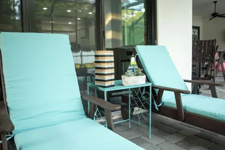 Spacious & Private Guest Pool House Oasis