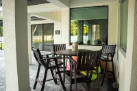 Spacious & Private Guest Pool House Oasis