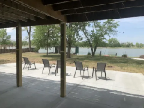 Best CWS spot around! Great for groups-family. Closest location and on  A LAKE! Hoteles en Carter Lake